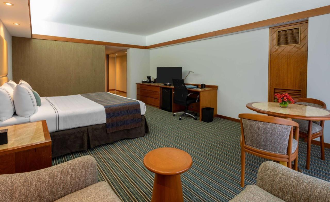 Sonesta Hotel El Olivar Lima Dış mekan fotoğraf A room at the hotel