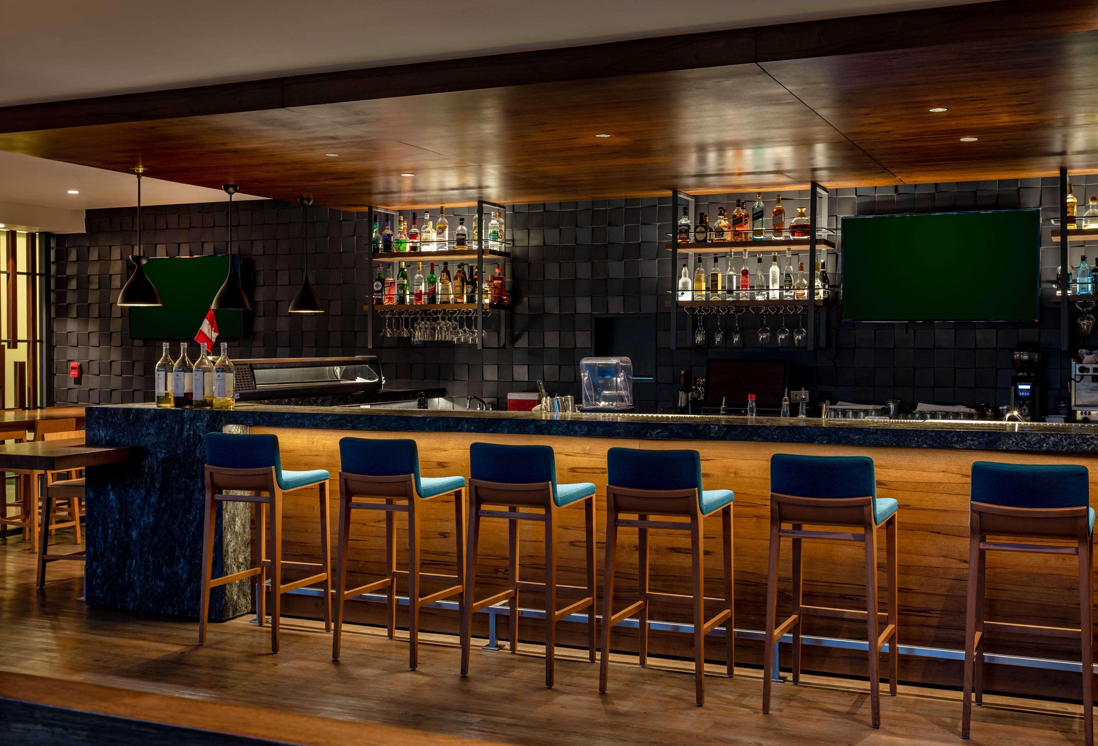 Sonesta Hotel El Olivar Lima Dış mekan fotoğraf The bar at the Swiss First Lounge at Zurich Airport